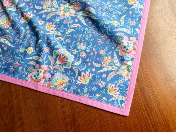 Mitteldecke mit farbigem Saum - 110 x 110 cm - individualisierbar