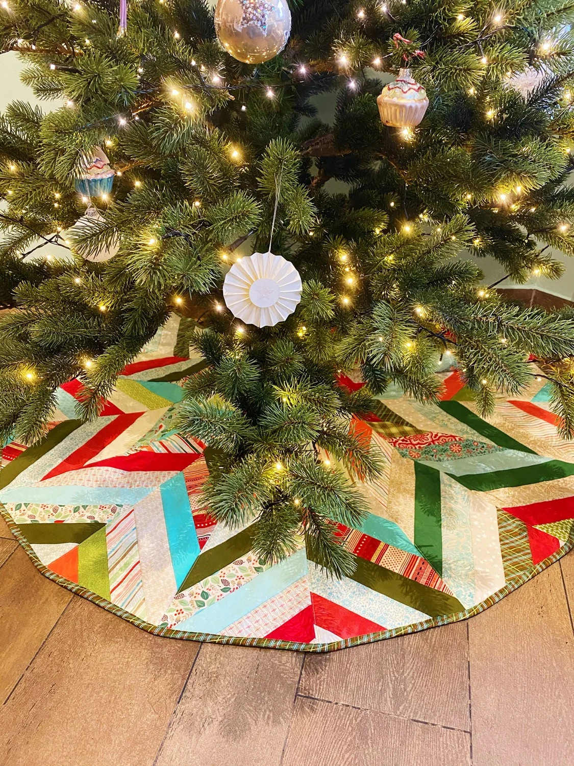 Weihnachtsbaum-Röckchen - ein Jelly-Roll-Projekt