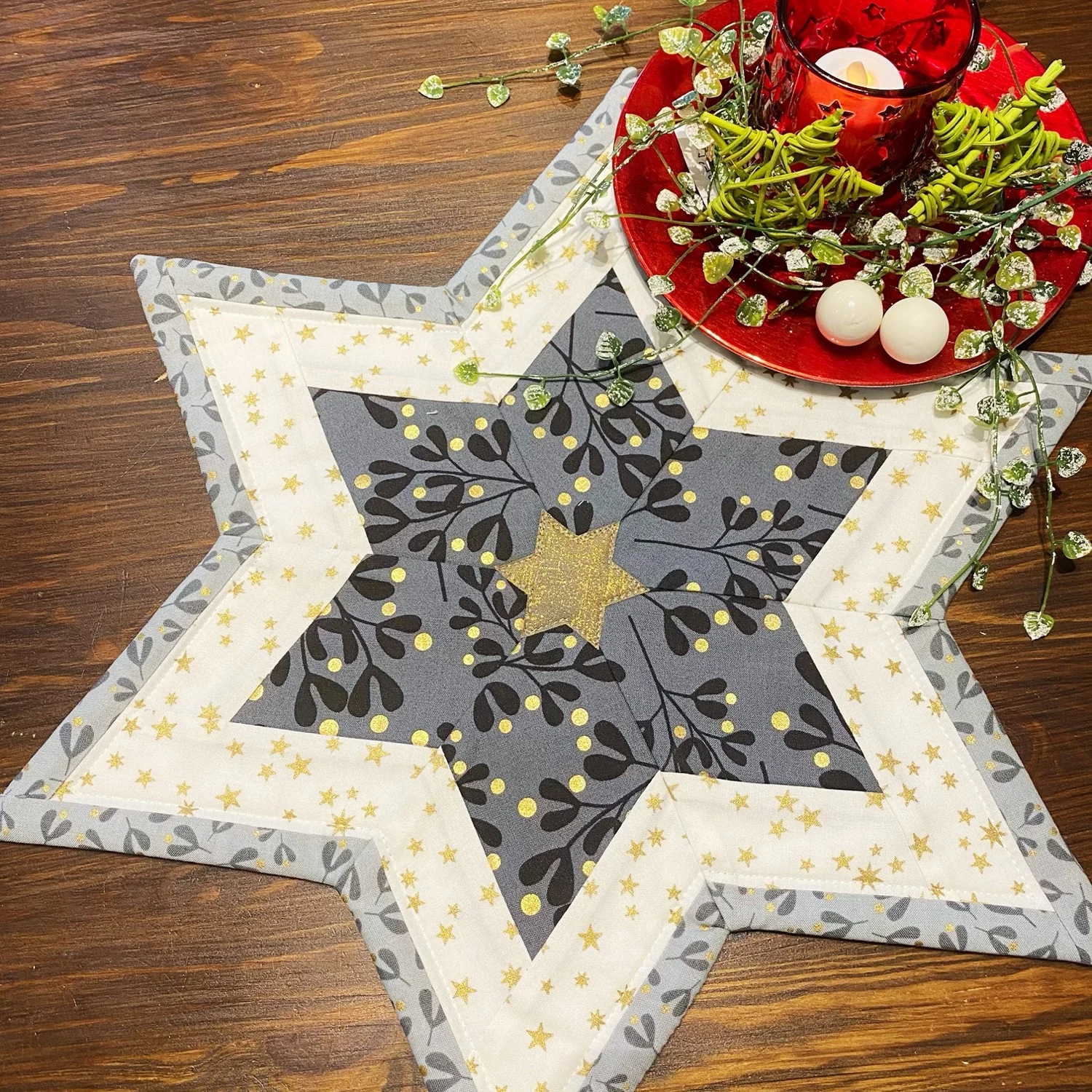 Weihnachtliche Mitteldecke "Stern"