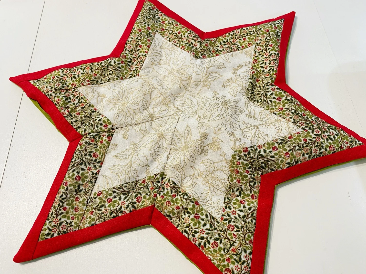 Weihnachtliche Sternen-Mitteldecke - eine Näh-Anleitung