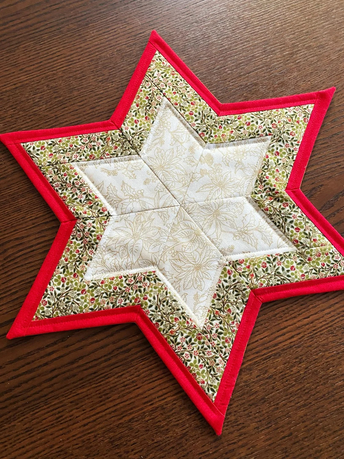 Weihnachtliche Sternen-Mitteldecke - eine Näh-Anleitung