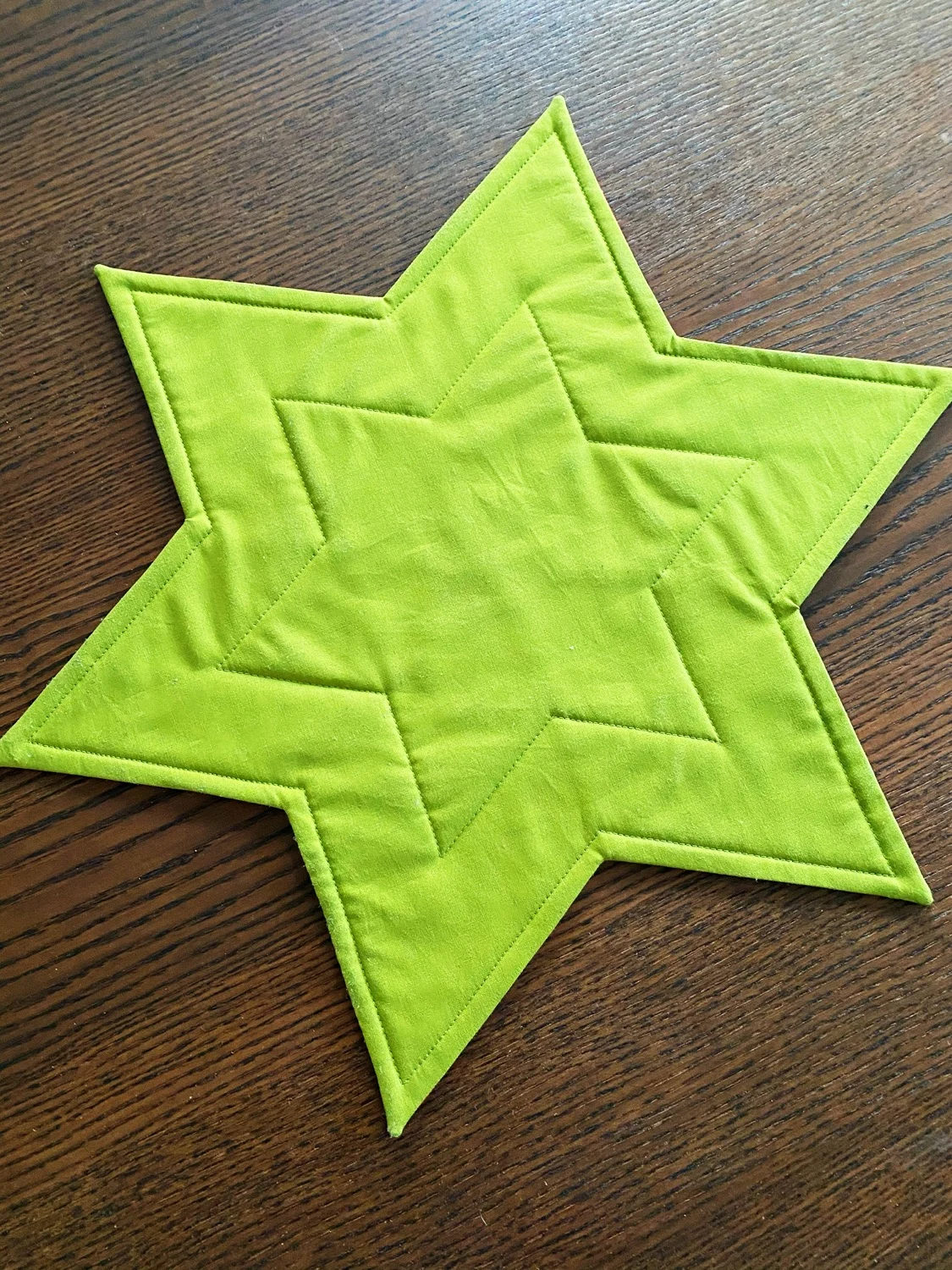 Weihnachtliche Sternen-Mitteldecke - eine Näh-Anleitung