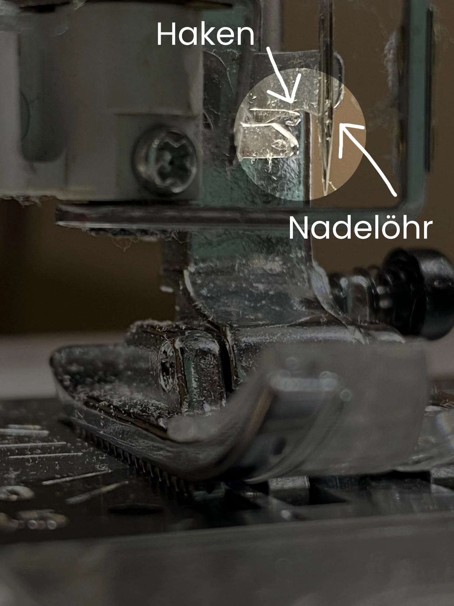 Großaufnahme automatischer Nadeleinfädler Janome MC6700P