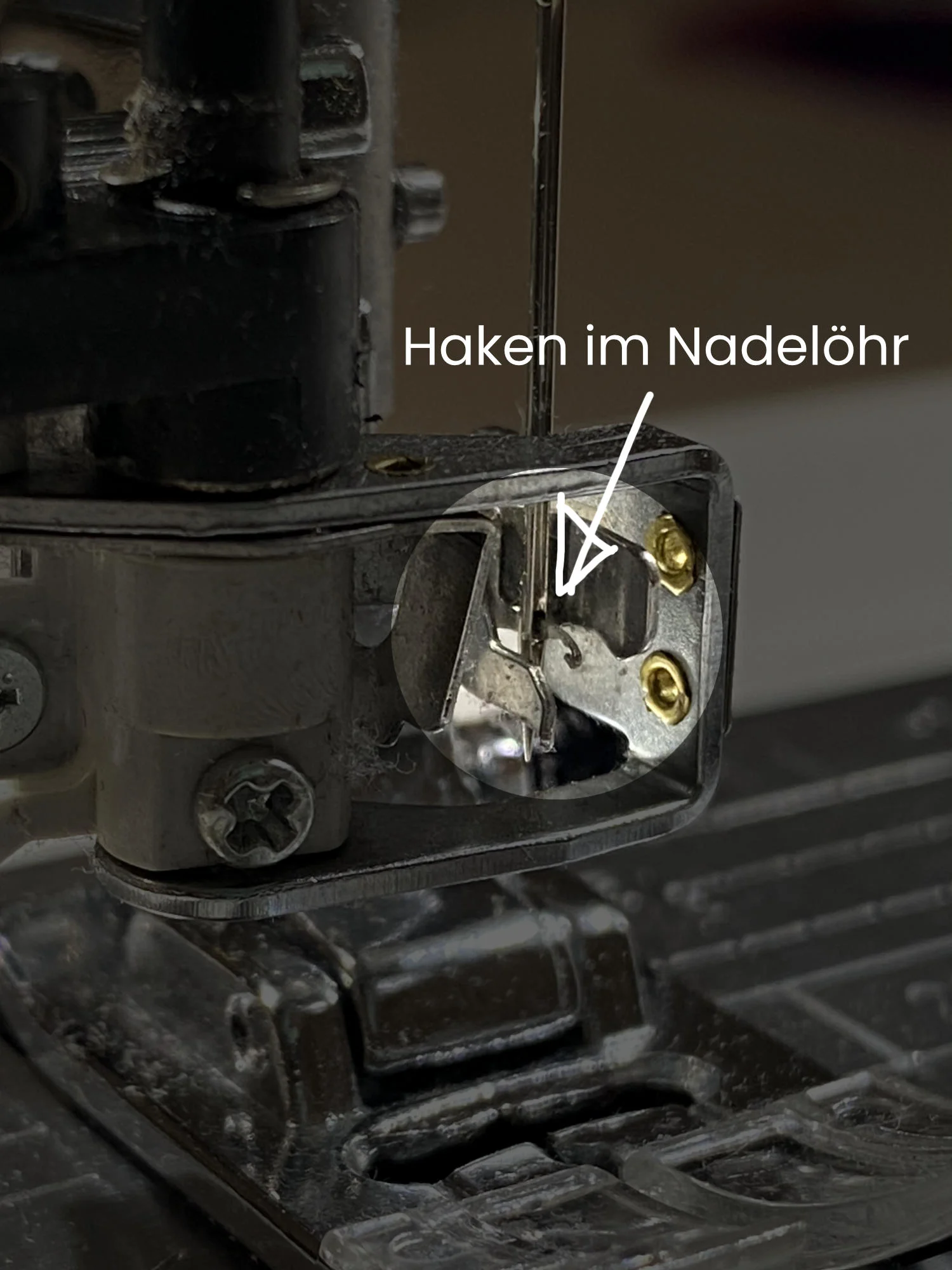 Großaufnahme automatischer Nadeleinfädler Janome MC6700P