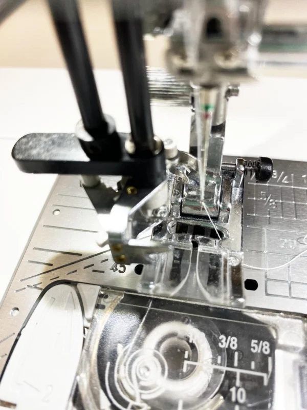 Einfädler an der Nähmaschine