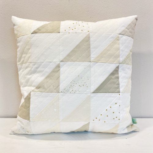 Kissenhülle "Dreiecke in Creme"