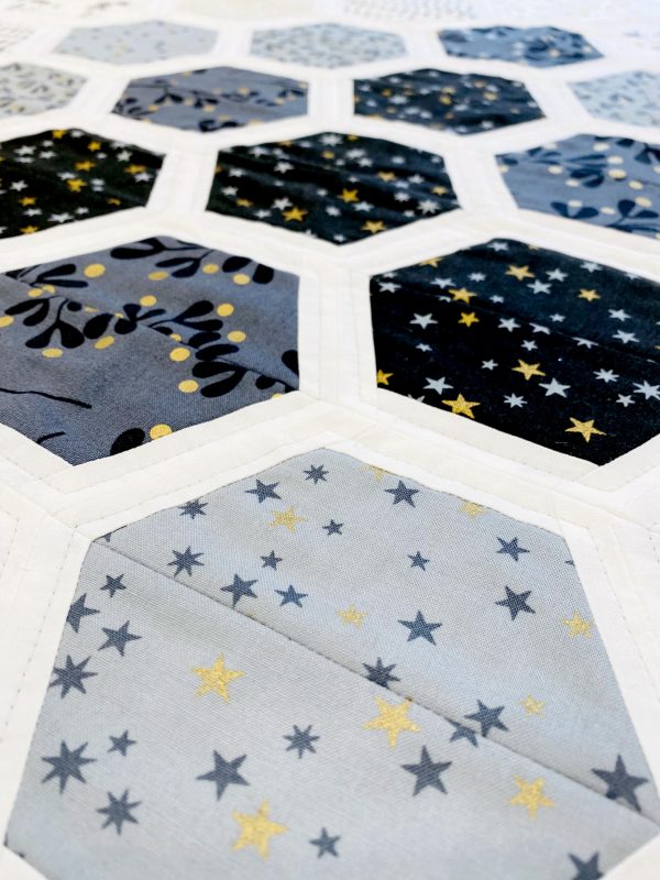 Mitteldecke / Wandquilt "White Christmas" mit Hexagonen