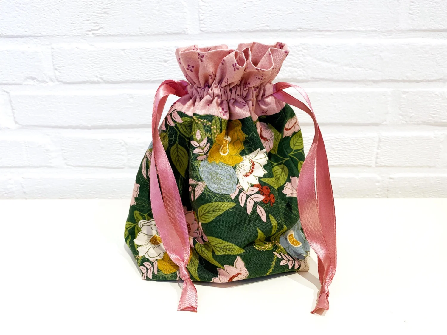 Geschenkbeutel / Schmuckbeutel / Zugbandbeutel - Dunkelgrüne Blüten