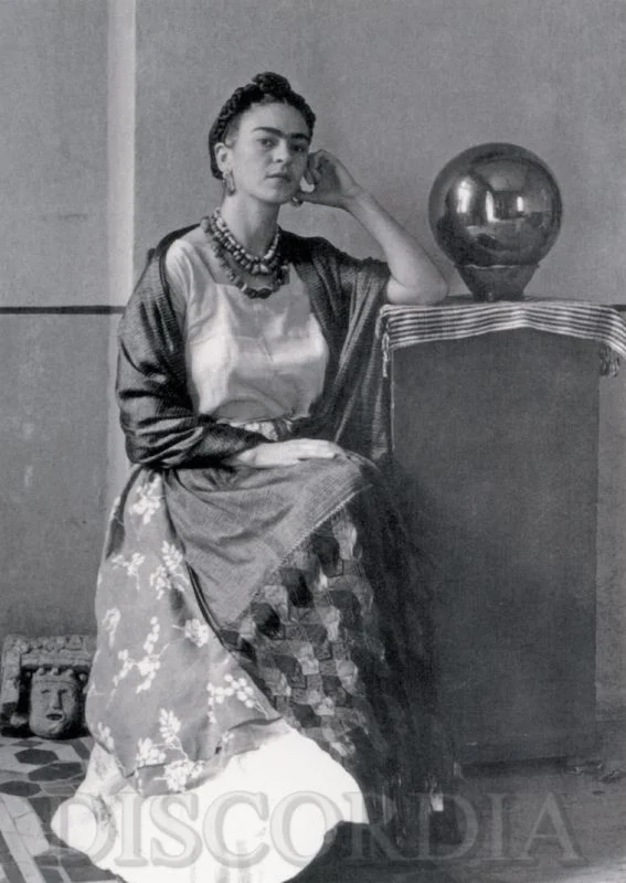 Postkarte - Frida sitzend