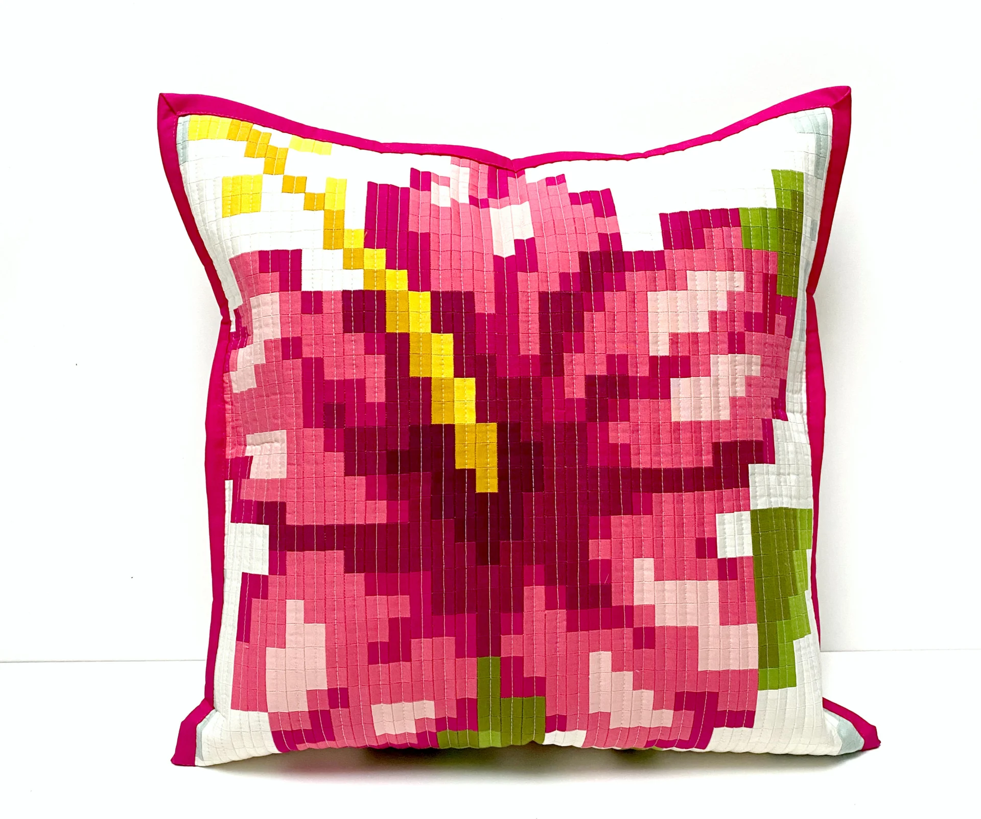 Kissenhülle mit Hibiskusblüten-Motiv, genäht als Pixel Quilt mit Quilter's Grid
